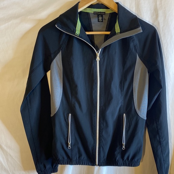 Woman’s zip up lightweight athletic coat size XS - Picture 2 of 5